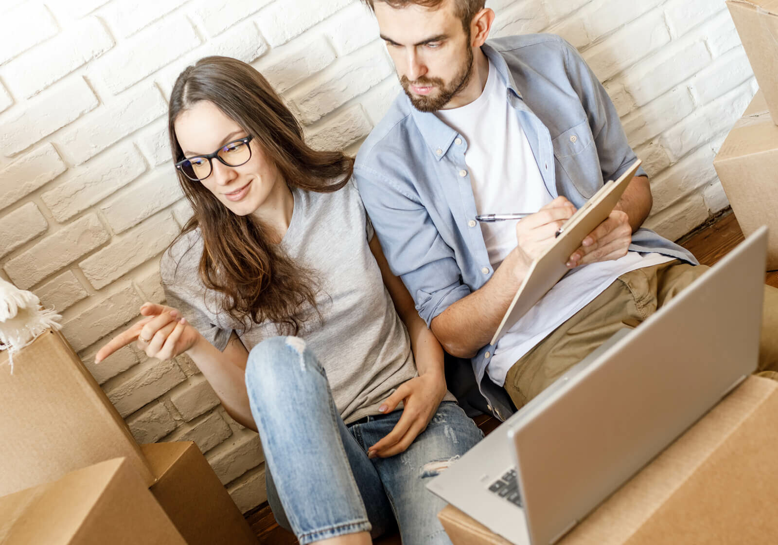 Couple sitting on the floor | Carpetland USA